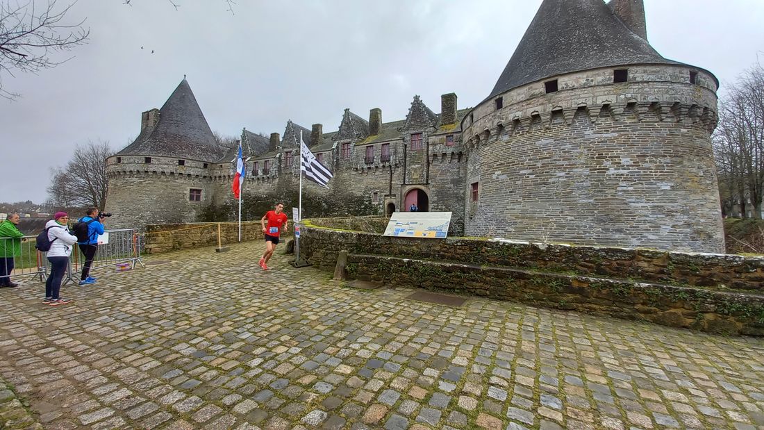 Nicolas Guezennec sort en tête du Château des Rohan, il ne sera plus revue jusqu'à l'arrivée.